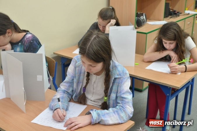 Zdjęcie w galerii na portalu naszraciborz.pl: Nocne zajęcia detektywistyczne na rozpoczęcie ferii w Szkole Podstawowej nr 3 wiadomości z regionu