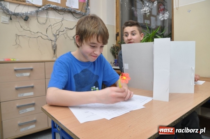 Zdjęcie w galerii na portalu naszraciborz.pl: Nocne zajęcia detektywistyczne na rozpoczęcie ferii w Szkole Podstawowej nr 3 wiadomości z regionu