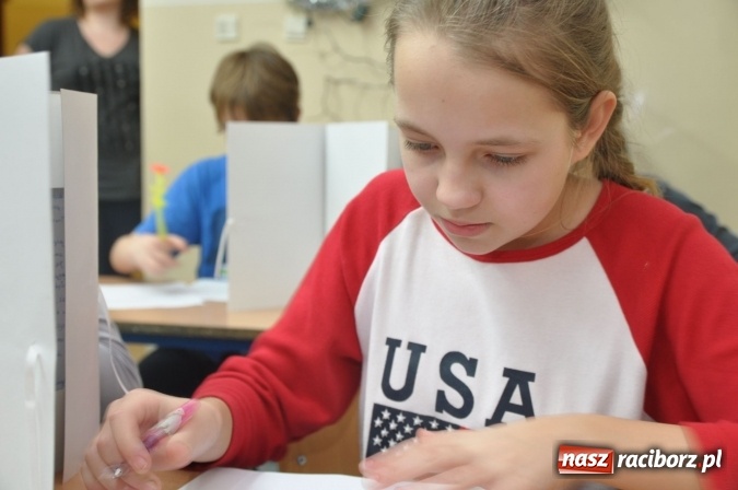 Zdjęcie w galerii na portalu naszraciborz.pl: Nocne zajęcia detektywistyczne na rozpoczęcie ferii w Szkole Podstawowej nr 3 wiadomości z regionu