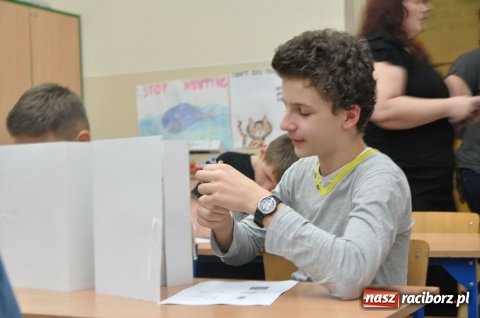 Zdjęcie w galerii na portalu naszraciborz.pl: Nocne zajęcia detektywistyczne na rozpoczęcie ferii w Szkole Podstawowej nr 3 wiadomości z regionu