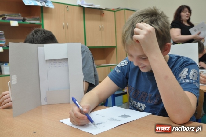 Zdjęcie w galerii na portalu naszraciborz.pl: Nocne zajęcia detektywistyczne na rozpoczęcie ferii w Szkole Podstawowej nr 3 wiadomości z regionu