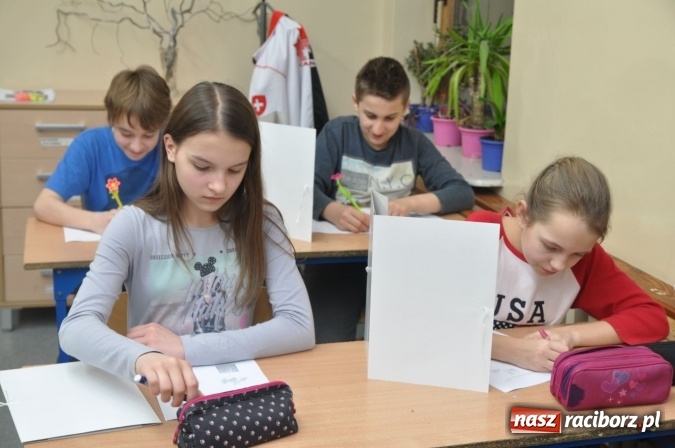 Zdjęcie w galerii na portalu naszraciborz.pl: Nocne zajęcia detektywistyczne na rozpoczęcie ferii w Szkole Podstawowej nr 3 wiadomości z regionu