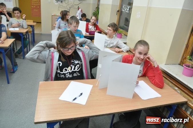 Zdjęcie w galerii na portalu naszraciborz.pl: Nocne zajęcia detektywistyczne na rozpoczęcie ferii w Szkole Podstawowej nr 3 wiadomości z regionu