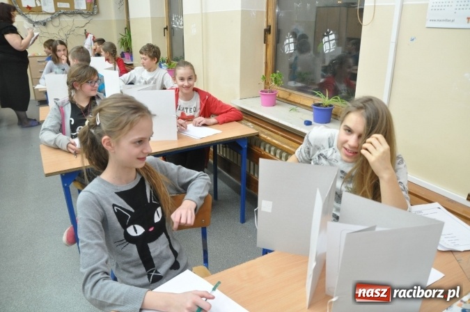 Zdjęcie w galerii na portalu naszraciborz.pl: Nocne zajęcia detektywistyczne na rozpoczęcie ferii w Szkole Podstawowej nr 3 wiadomości z regionu