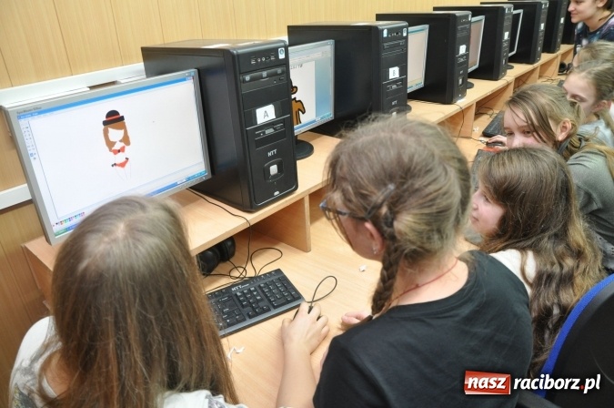 Zdjęcie w galerii na portalu naszraciborz.pl: Nocne zajęcia detektywistyczne na rozpoczęcie ferii w Szkole Podstawowej nr 3 wiadomości z regionu