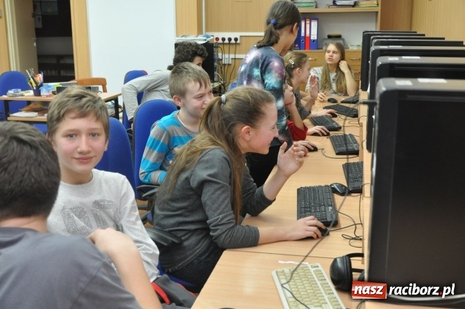 Zdjęcie w galerii na portalu naszraciborz.pl: Nocne zajęcia detektywistyczne na rozpoczęcie ferii w Szkole Podstawowej nr 3 wiadomości z regionu