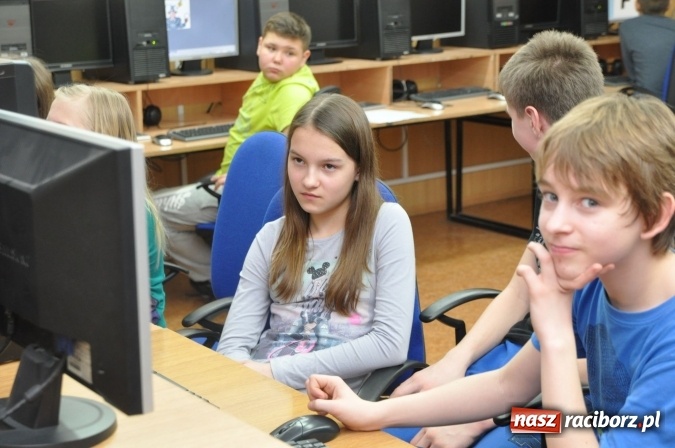 Zdjęcie w galerii na portalu naszraciborz.pl: Nocne zajęcia detektywistyczne na rozpoczęcie ferii w Szkole Podstawowej nr 3 wiadomości z regionu