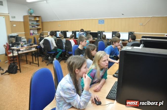 Zdjęcie w galerii na portalu naszraciborz.pl: Nocne zajęcia detektywistyczne na rozpoczęcie ferii w Szkole Podstawowej nr 3 wiadomości z regionu