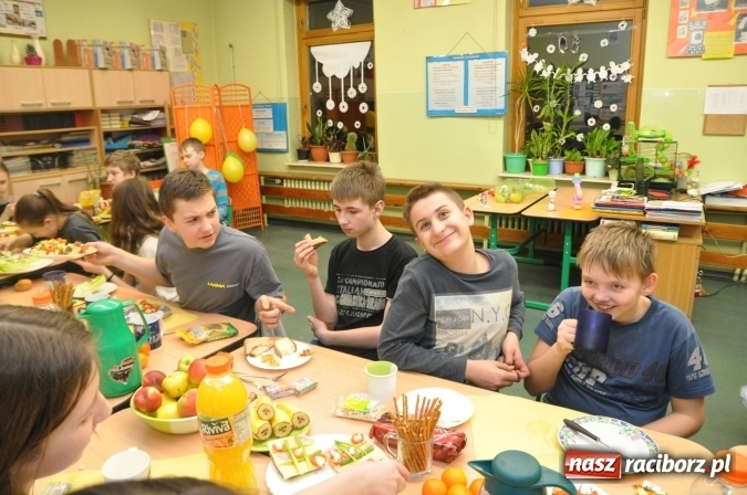 Zdjęcie w galerii na portalu naszraciborz.pl: Nocne zajęcia detektywistyczne na rozpoczęcie ferii w Szkole Podstawowej nr 3 wiadomości z regionu