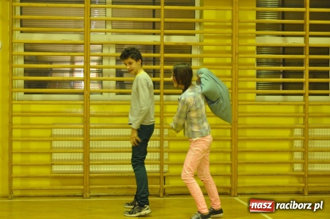 Zdjęcie w galerii na portalu naszraciborz.pl: Nocne zajęcia detektywistyczne na rozpoczęcie ferii w Szkole Podstawowej nr 3 wiadomości z regionu