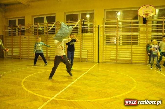 Zdjęcie w galerii na portalu naszraciborz.pl: Nocne zajęcia detektywistyczne na rozpoczęcie ferii w Szkole Podstawowej nr 3 wiadomości z regionu