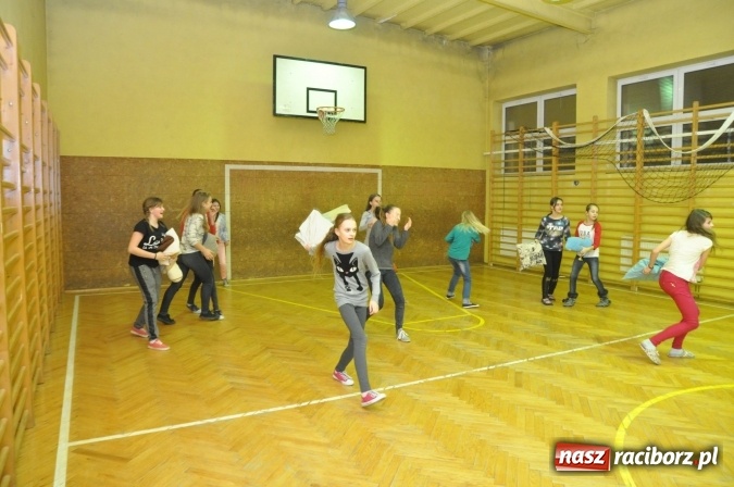 Zdjęcie w galerii na portalu naszraciborz.pl: Nocne zajęcia detektywistyczne na rozpoczęcie ferii w Szkole Podstawowej nr 3 wiadomości z regionu