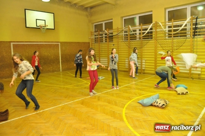 Zdjęcie w galerii na portalu naszraciborz.pl: Nocne zajęcia detektywistyczne na rozpoczęcie ferii w Szkole Podstawowej nr 3 wiadomości z regionu