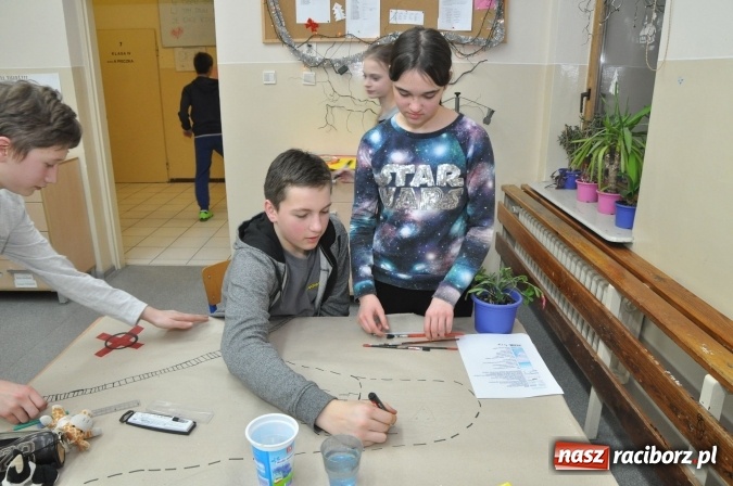 Zdjęcie w galerii na portalu naszraciborz.pl: Nocne zajęcia detektywistyczne na rozpoczęcie ferii w Szkole Podstawowej nr 3 wiadomości z regionu