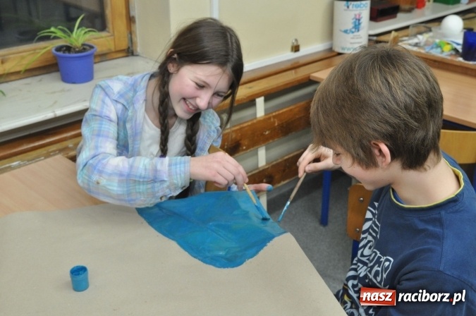 Zdjęcie w galerii na portalu naszraciborz.pl: Nocne zajęcia detektywistyczne na rozpoczęcie ferii w Szkole Podstawowej nr 3 wiadomości z regionu