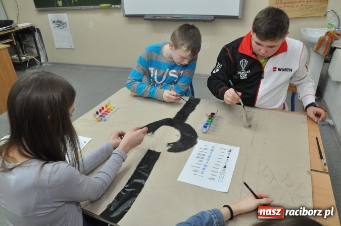 Zdjęcie w galerii na portalu naszraciborz.pl: Nocne zajęcia detektywistyczne na rozpoczęcie ferii w Szkole Podstawowej nr 3 wiadomości z regionu