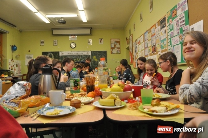 Zdjęcie w galerii na portalu naszraciborz.pl: Nocne zajęcia detektywistyczne na rozpoczęcie ferii w Szkole Podstawowej nr 3 wiadomości z regionu