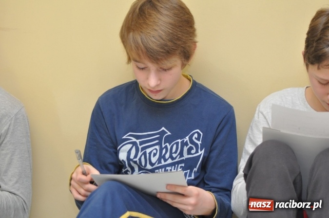 Zdjęcie w galerii na portalu naszraciborz.pl: Nocne zajęcia detektywistyczne na rozpoczęcie ferii w Szkole Podstawowej nr 3 wiadomości z regionu