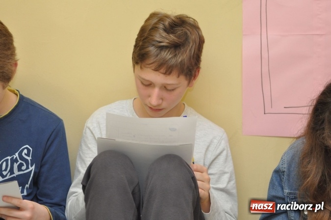 Zdjęcie w galerii na portalu naszraciborz.pl: Nocne zajęcia detektywistyczne na rozpoczęcie ferii w Szkole Podstawowej nr 3 wiadomości z regionu