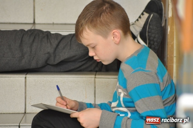 Zdjęcie w galerii na portalu naszraciborz.pl: Nocne zajęcia detektywistyczne na rozpoczęcie ferii w Szkole Podstawowej nr 3 wiadomości z regionu