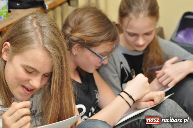 Zdjęcie w galerii na portalu naszraciborz.pl: Nocne zajęcia detektywistyczne na rozpoczęcie ferii w Szkole Podstawowej nr 3 wiadomości z regionu