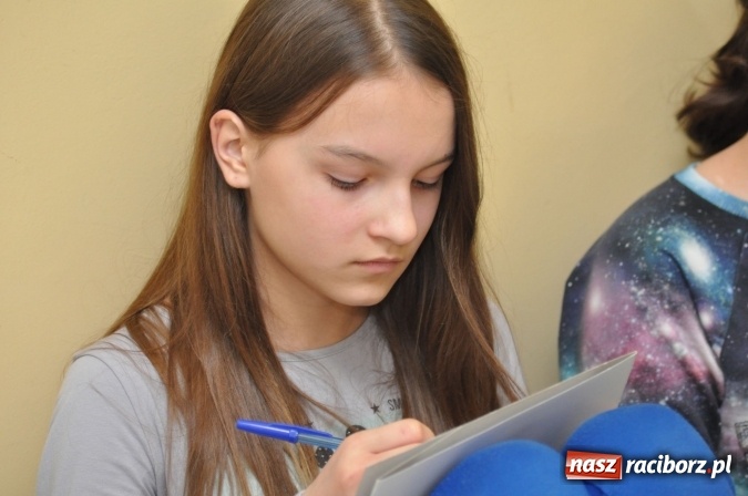 Zdjęcie w galerii na portalu naszraciborz.pl: Nocne zajęcia detektywistyczne na rozpoczęcie ferii w Szkole Podstawowej nr 3 wiadomości z regionu