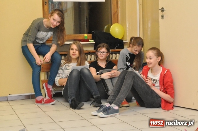 Zdjęcie w galerii na portalu naszraciborz.pl: Nocne zajęcia detektywistyczne na rozpoczęcie ferii w Szkole Podstawowej nr 3 wiadomości z regionu