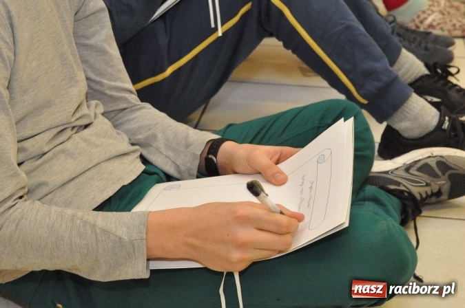 Zdjęcie w galerii na portalu naszraciborz.pl: Nocne zajęcia detektywistyczne na rozpoczęcie ferii w Szkole Podstawowej nr 3 wiadomości z regionu