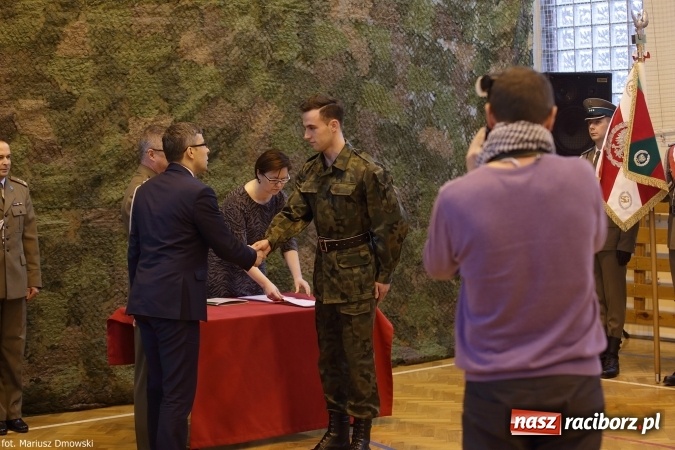 Zdjęcie w galerii na portalu naszraciborz.pl: Z ponad dwustu kandydat&oacute;w wybrano 21. Dziś złożyli ślubowanie wiadomości z regionu