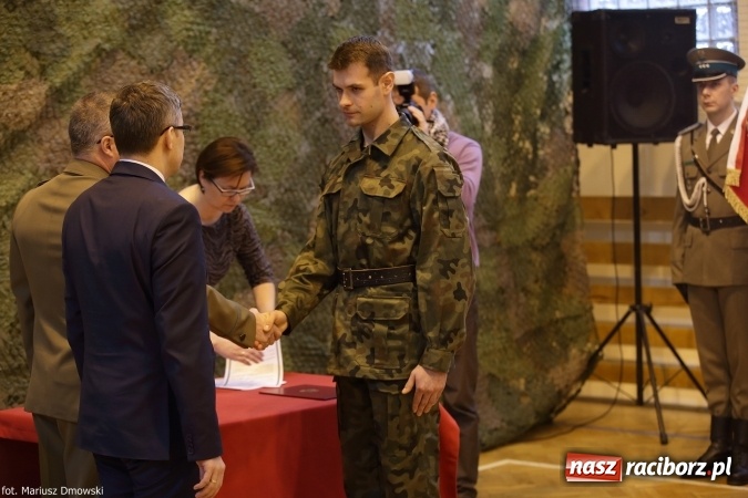 Zdjęcie w galerii na portalu naszraciborz.pl: Z ponad dwustu kandydat&oacute;w wybrano 21. Dziś złożyli ślubowanie wiadomości z regionu