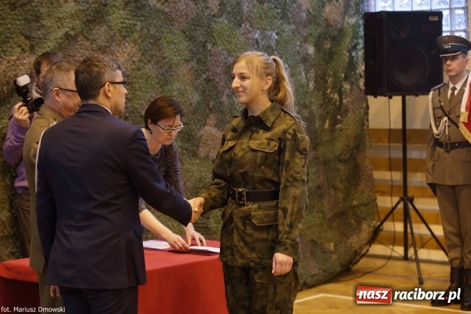 Zdjęcie w galerii na portalu naszraciborz.pl: Z ponad dwustu kandydat&oacute;w wybrano 21. Dziś złożyli ślubowanie wiadomości z regionu