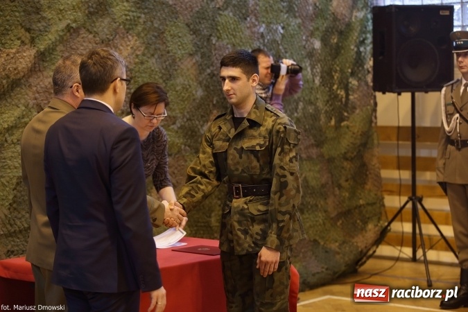 Zdjęcie w galerii na portalu naszraciborz.pl: Z ponad dwustu kandydat&oacute;w wybrano 21. Dziś złożyli ślubowanie wiadomości z regionu