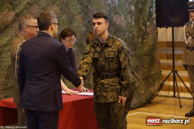 Zdjęcie w galerii na portalu naszraciborz.pl: Z ponad dwustu kandydat&oacute;w wybrano 21. Dziś złożyli ślubowanie wiadomości z regionu