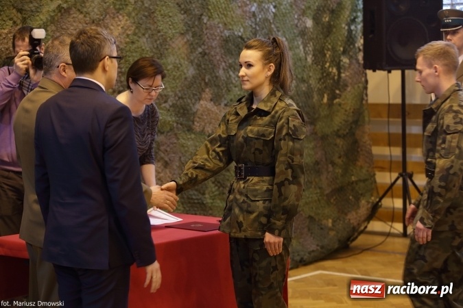 Zdjęcie w galerii na portalu naszraciborz.pl: Z ponad dwustu kandydat&oacute;w wybrano 21. Dziś złożyli ślubowanie wiadomości z regionu