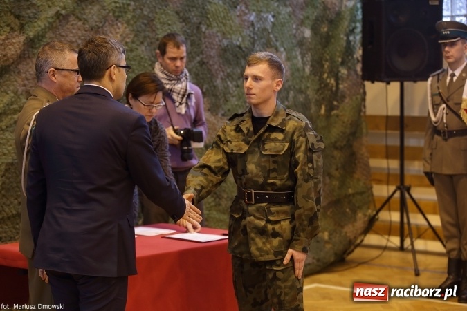 Zdjęcie w galerii na portalu naszraciborz.pl: Z ponad dwustu kandydat&oacute;w wybrano 21. Dziś złożyli ślubowanie wiadomości z regionu