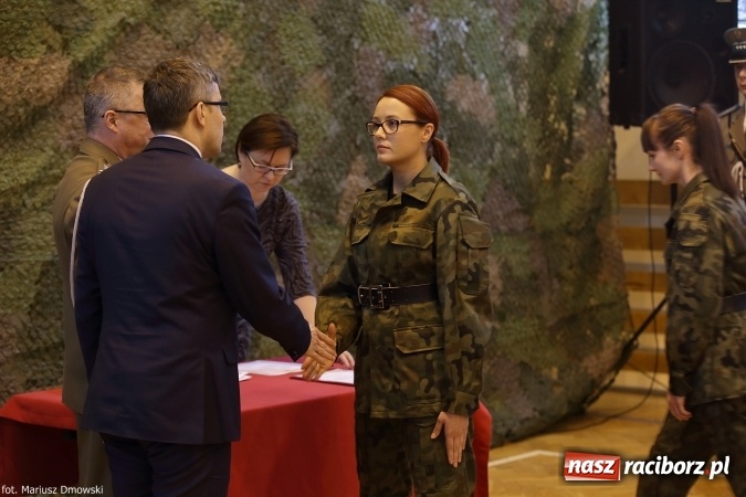 Zdjęcie w galerii na portalu naszraciborz.pl: Z ponad dwustu kandydat&oacute;w wybrano 21. Dziś złożyli ślubowanie wiadomości z regionu