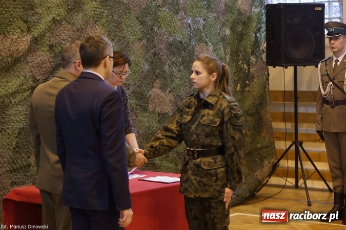 Zdjęcie w galerii na portalu naszraciborz.pl: Z ponad dwustu kandydat&oacute;w wybrano 21. Dziś złożyli ślubowanie wiadomości z regionu