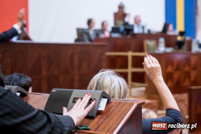 Zdjęcie w galerii na portalu naszraciborz.pl: Sejmik w Katowicach przeciwko podziałowi województwa śląskiego  wiadomości z regionu