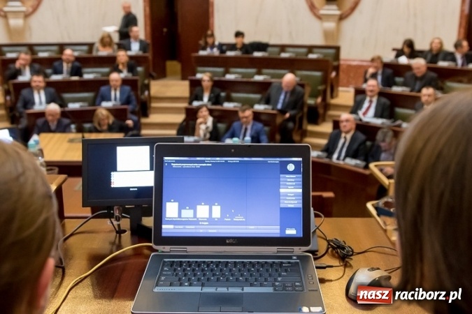 Zdjęcie w galerii na portalu naszraciborz.pl: Sejmik w Katowicach przeciwko podziałowi województwa śląskiego  wiadomości z regionu