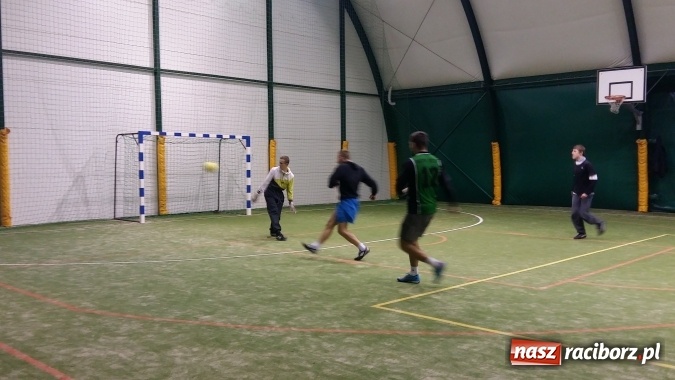 Zdjęcie w galerii na portalu naszraciborz.pl: Zakończenie II edycji Rudzkiej Amatorskiej Ligi Piłki Nożnej Pięcioosobowej  wiadomości z regionu