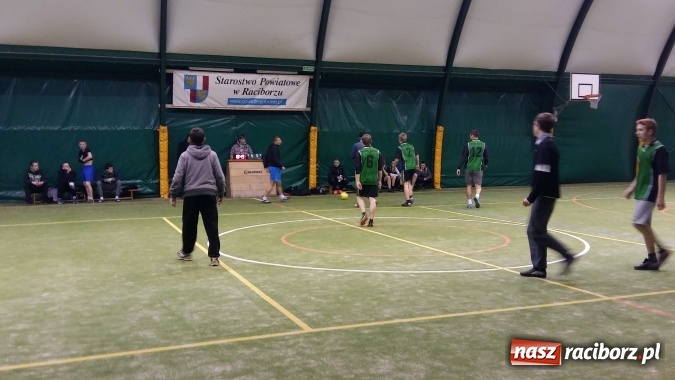 Zdjęcie w galerii na portalu naszraciborz.pl: Zakończenie II edycji Rudzkiej Amatorskiej Ligi Piłki Nożnej Pięcioosobowej  wiadomości z regionu