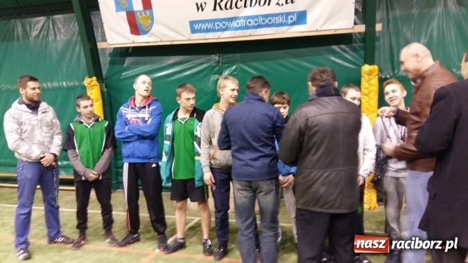 Zdjęcie w galerii na portalu naszraciborz.pl: Zakończenie II edycji Rudzkiej Amatorskiej Ligi Piłki Nożnej Pięcioosobowej  wiadomości z regionu