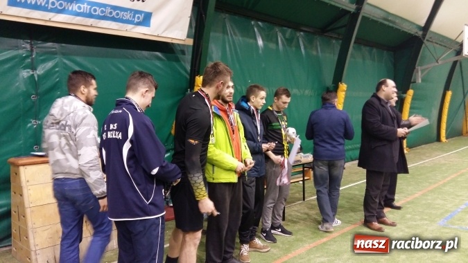 Zdjęcie w galerii na portalu naszraciborz.pl: Zakończenie II edycji Rudzkiej Amatorskiej Ligi Piłki Nożnej Pięcioosobowej  wiadomości z regionu