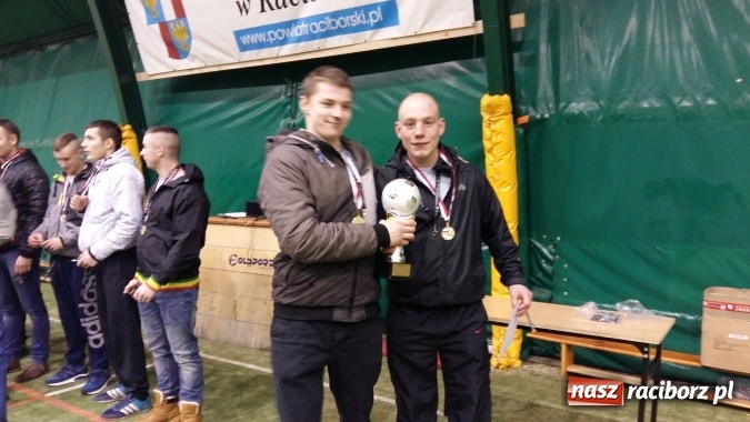 Zdjęcie w galerii na portalu naszraciborz.pl: Zakończenie II edycji Rudzkiej Amatorskiej Ligi Piłki Nożnej Pięcioosobowej  wiadomości z regionu