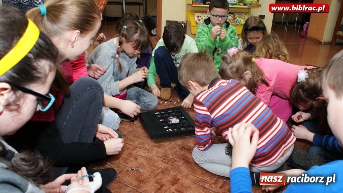 Zdjęcie w galerii na portalu naszraciborz.pl: Karykatura i komiks pod lupą w bibliotece  wiadomości z regionu