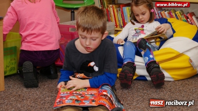 Zdjęcie w galerii na portalu naszraciborz.pl: Karykatura i komiks pod lupą w bibliotece  wiadomości z regionu