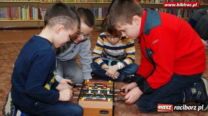 Zdjęcie w galerii na portalu naszraciborz.pl: Karykatura i komiks pod lupą w bibliotece  wiadomości z regionu