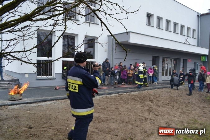 Zdjęcie w galerii na portalu naszraciborz.pl: Akcja Zima w Kuźni Kultury rozpoczęta - pierwszy dzień spędzono ze strażakami wiadomości z regionu