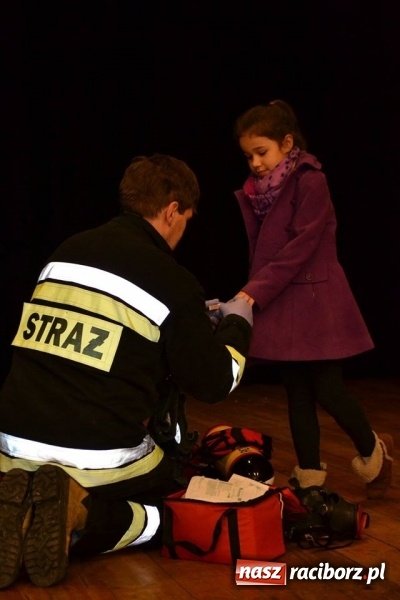 Zdjęcie w galerii na portalu naszraciborz.pl: Akcja Zima w Kuźni Kultury rozpoczęta - pierwszy dzień spędzono ze strażakami wiadomości z regionu