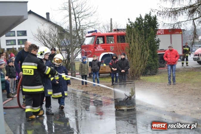 Zdjęcie w galerii na portalu naszraciborz.pl: Akcja Zima w Kuźni Kultury rozpoczęta - pierwszy dzień spędzono ze strażakami wiadomości z regionu